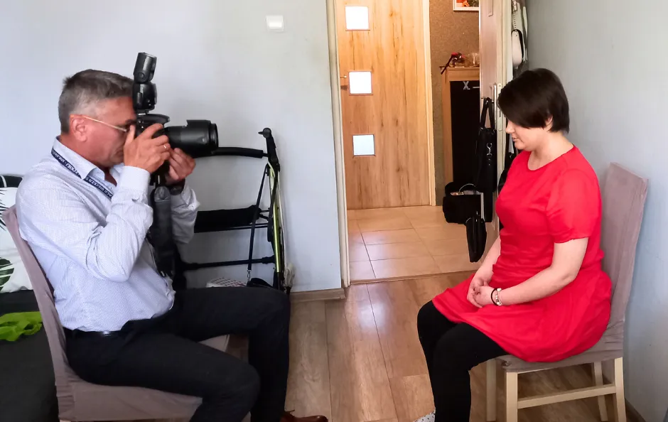 Zdjęcie właściciela w domu klienta wykonującego zdjęcie do dowodu osobistego