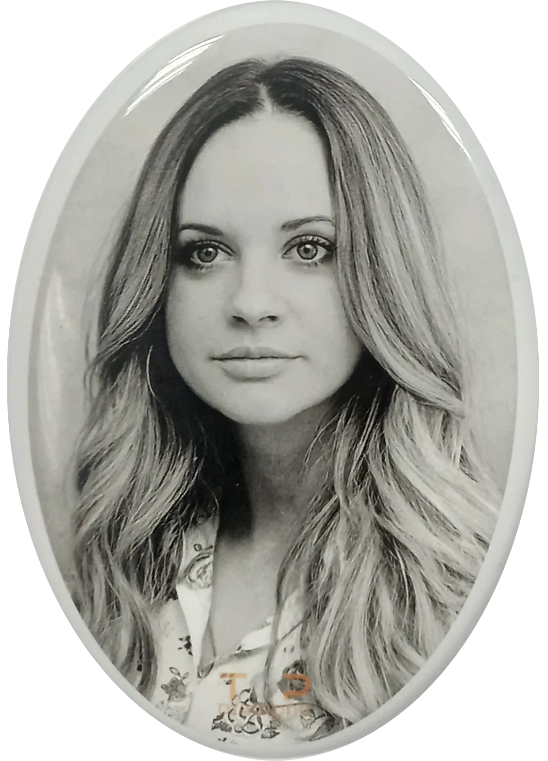 Zdjęcie porcelanowe okrągłe nagrobkowe, przedstawiające młodą kobietę.