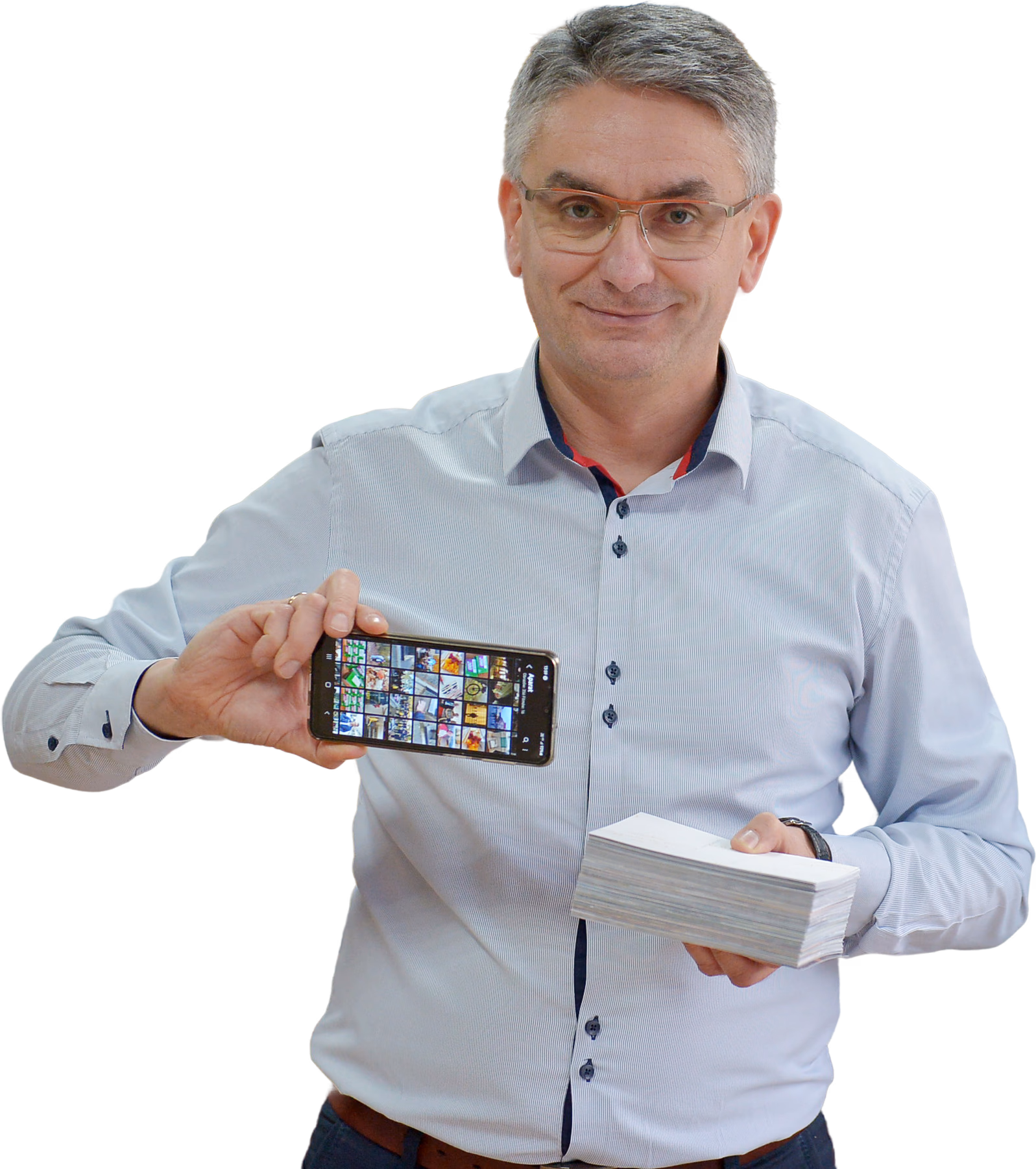 Zdjęcia właściciela trzymającego smartfon oraz plik kartek papieru fotograficznego