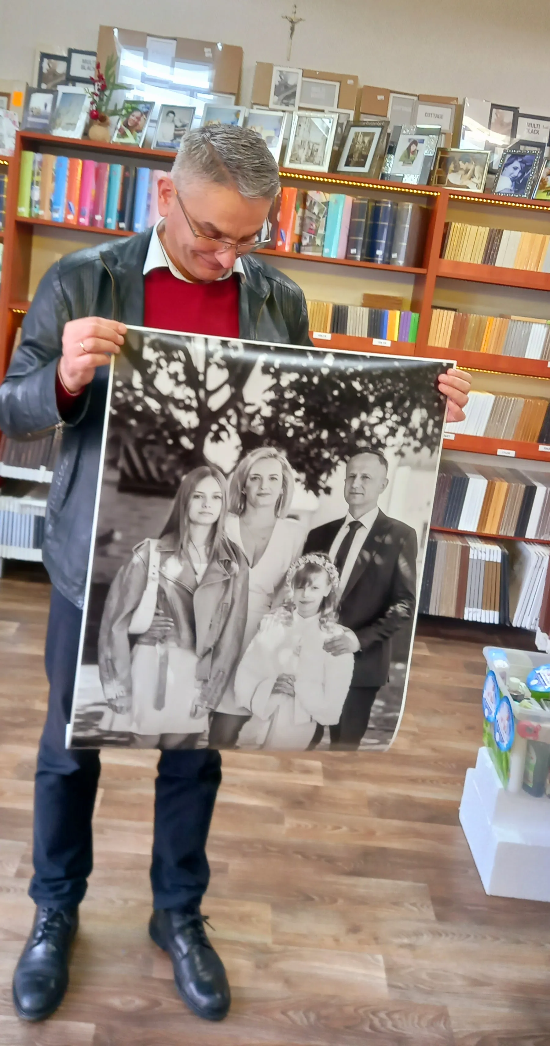 Właściciel trzymający wydrukowane zdjęcie na dużym formacie